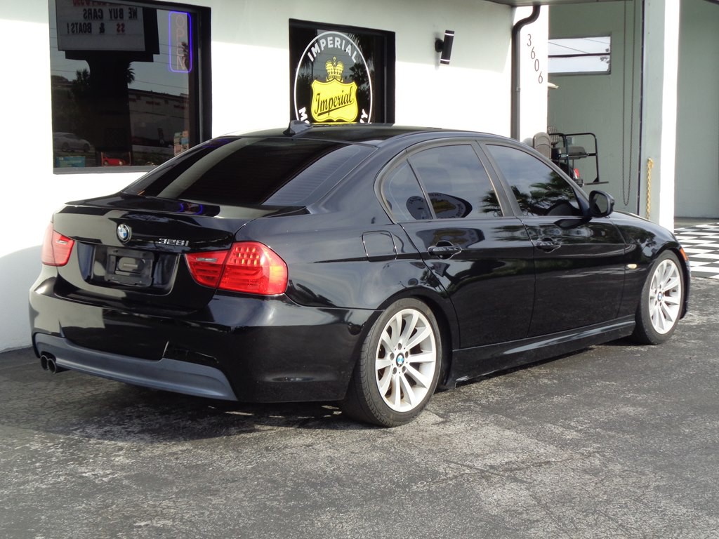 2011 BMW 3 Series Image 17