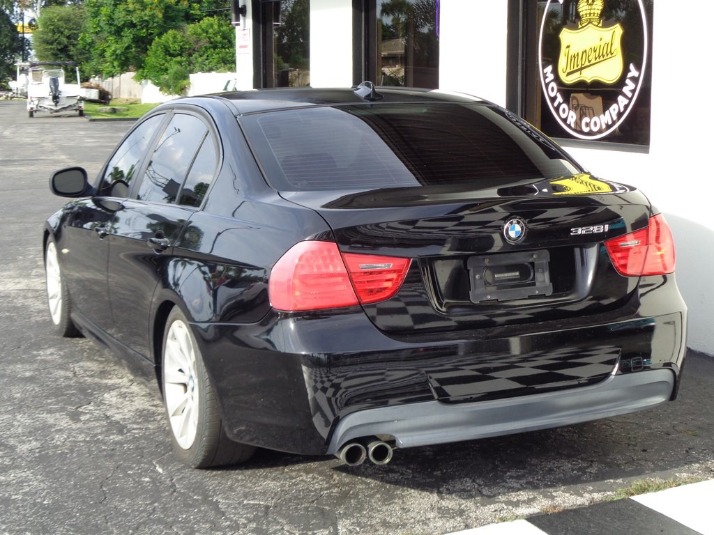 2011 BMW 3 Series Image 23