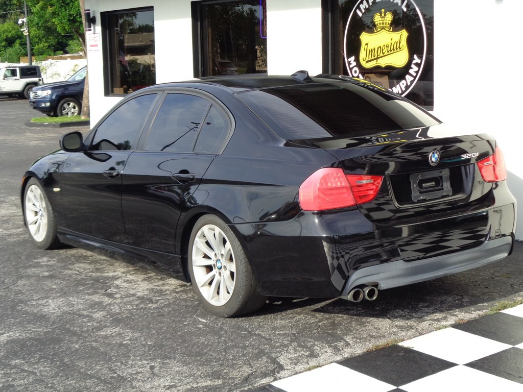 2011 BMW 3 Series Image 24