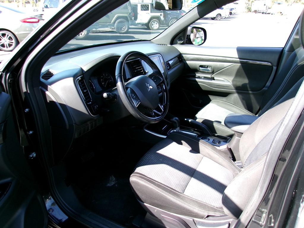 2018 Mitsubishi Outlander Image 60