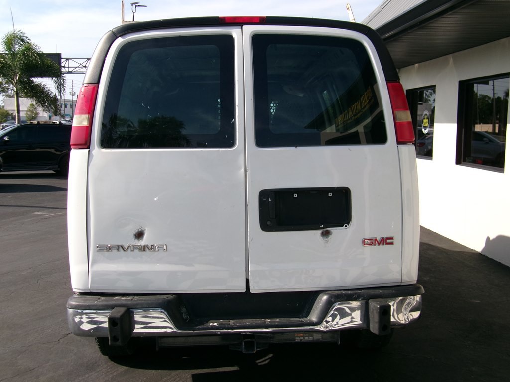 2015 GMC Savana Image 13