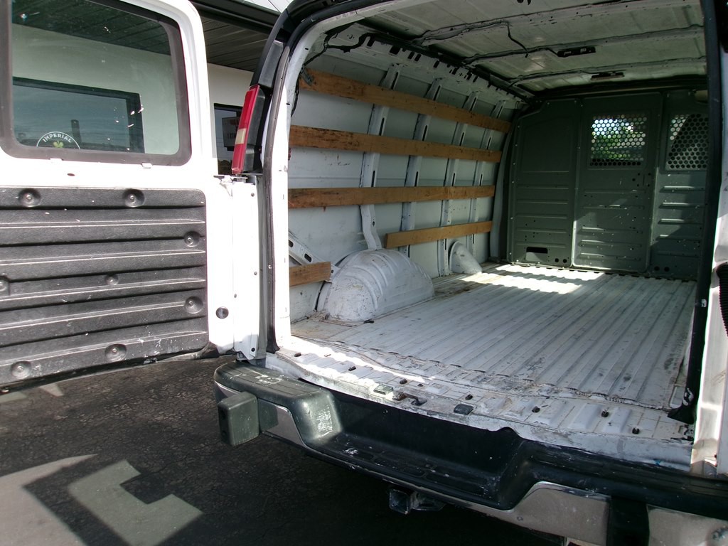 2015 GMC Savana Image 28