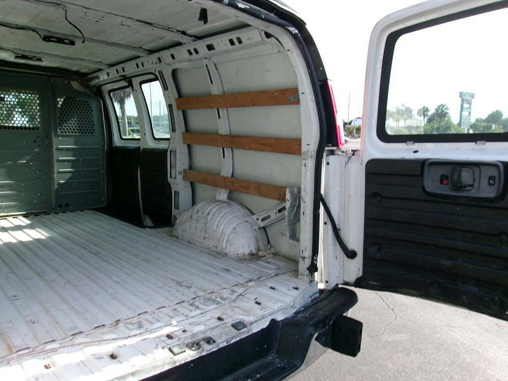 2015 GMC Savana Image 30