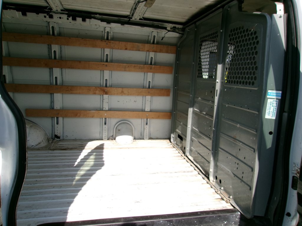 2015 GMC Savana Image 32