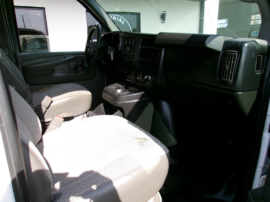 2015 GMC Savana Image 34