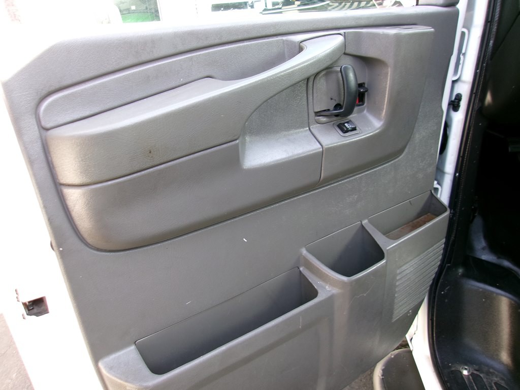 2015 GMC Savana Image 36