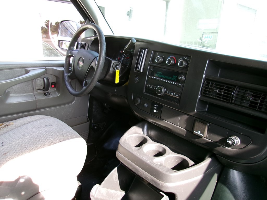 2015 GMC Savana Image 40