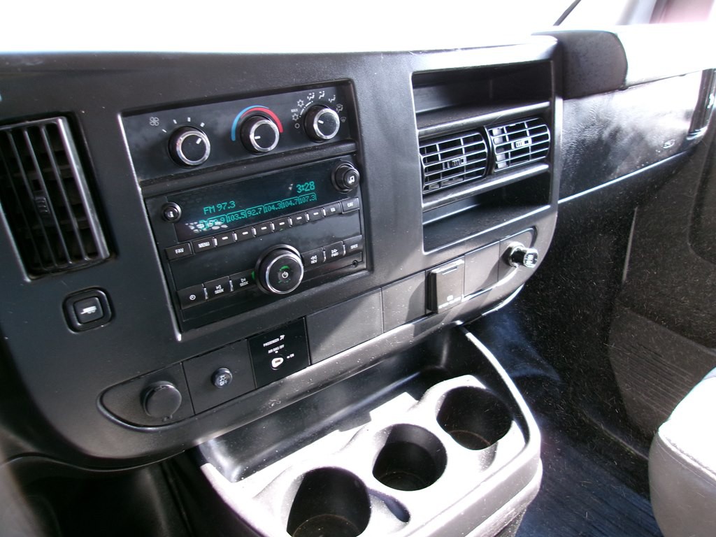2015 GMC Savana Image 45