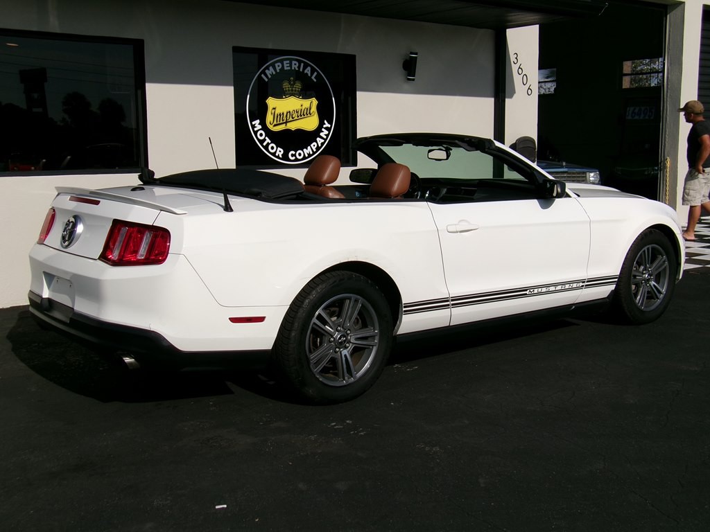 2010 Ford Mustang Image 14