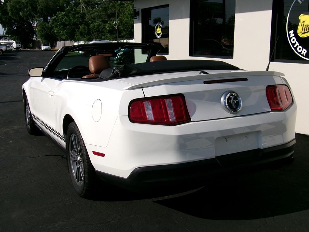 2010 Ford Mustang Image 21