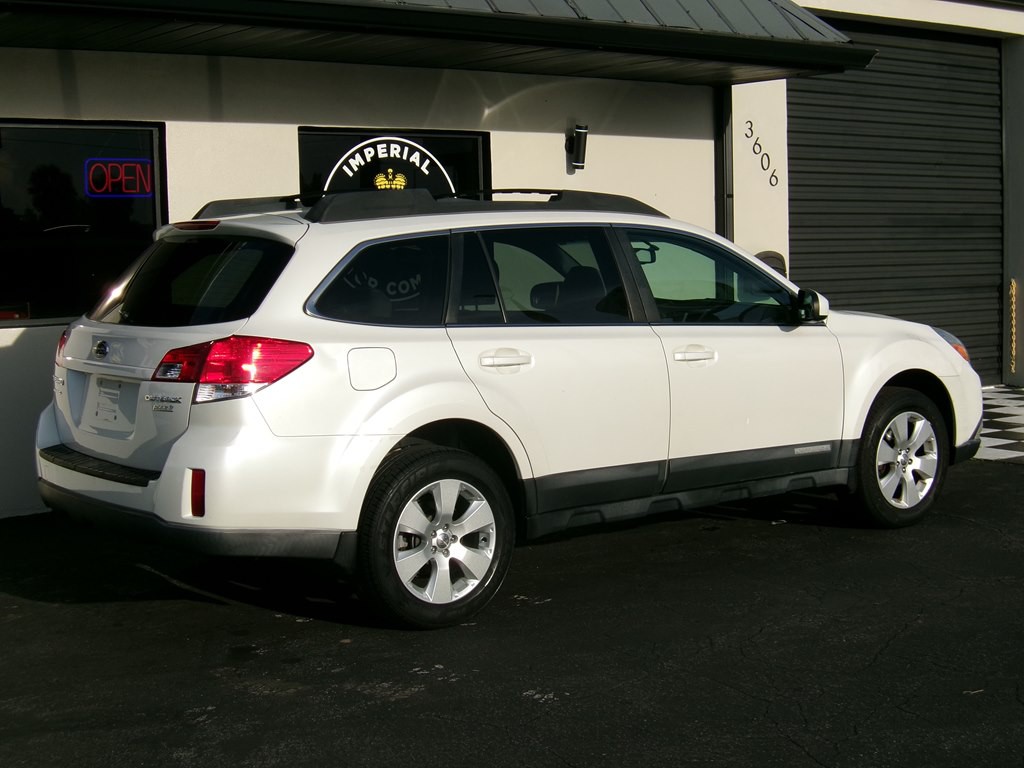 2011 Subaru Outback Image 16