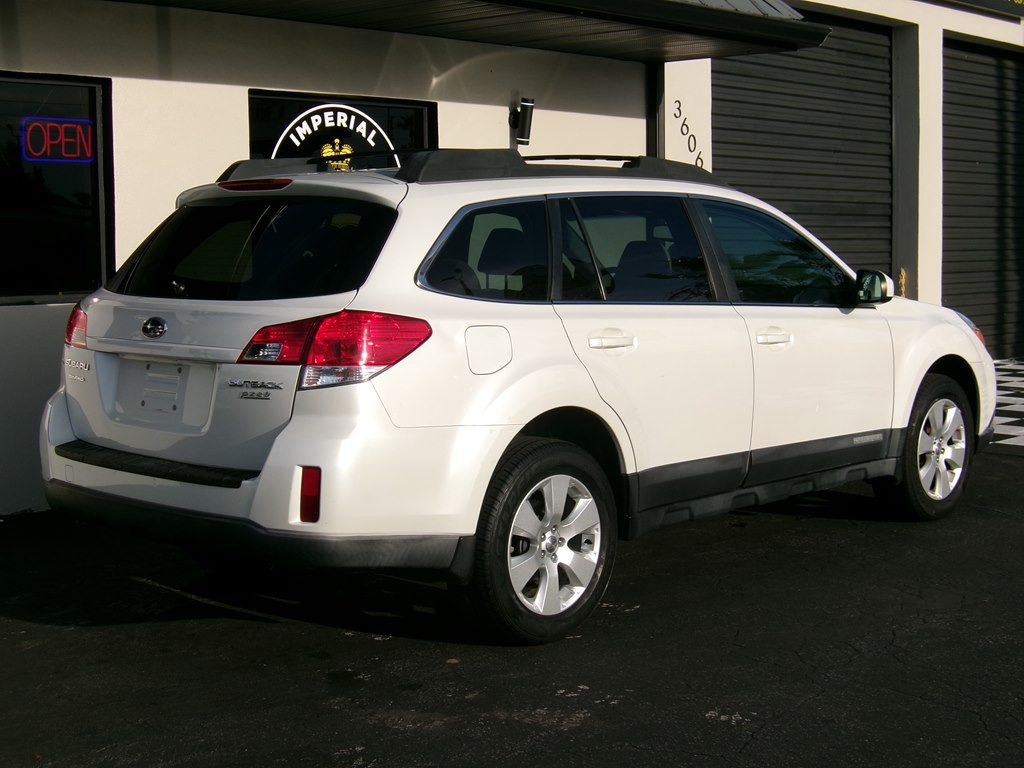2011 Subaru Outback Image 17