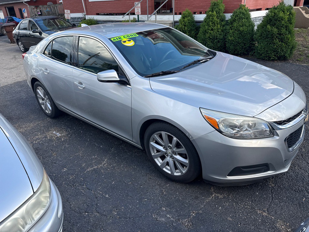 2016 Chevrolet Malibu Image 2