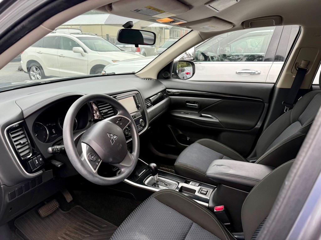 2019 Mitsubishi Outlander Image 2
