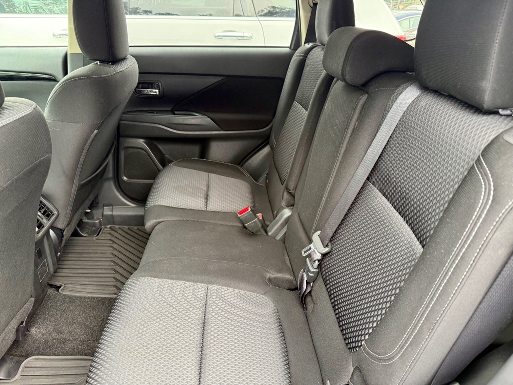 2019 Mitsubishi Outlander Image 3