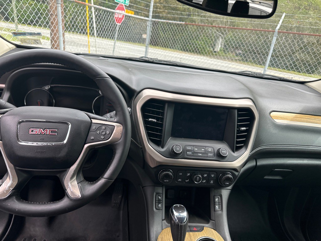 2017 GMC Acadia Image 2