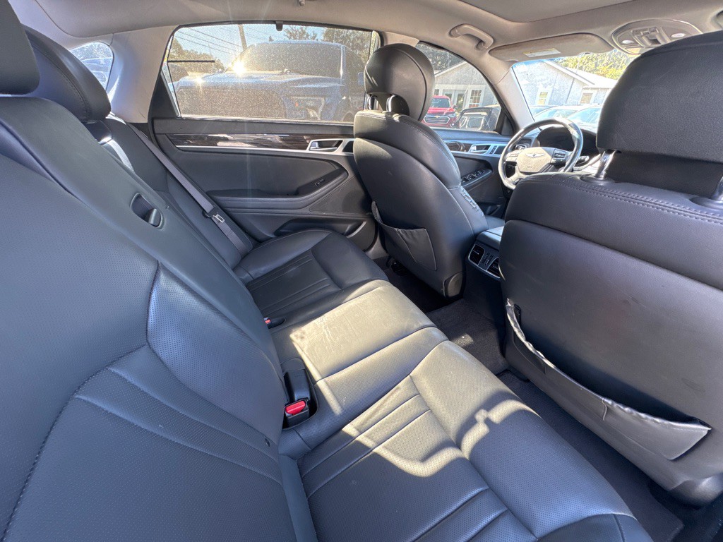 2015 Hyundai Genesis Image 5