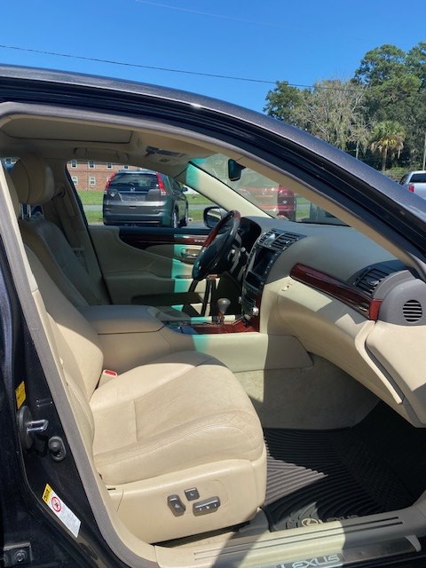 2010 Lexus LS Image 3