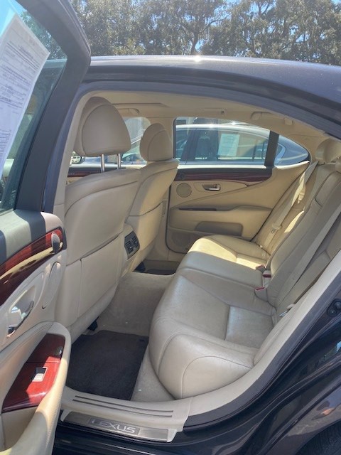 2010 Lexus LS Image 4