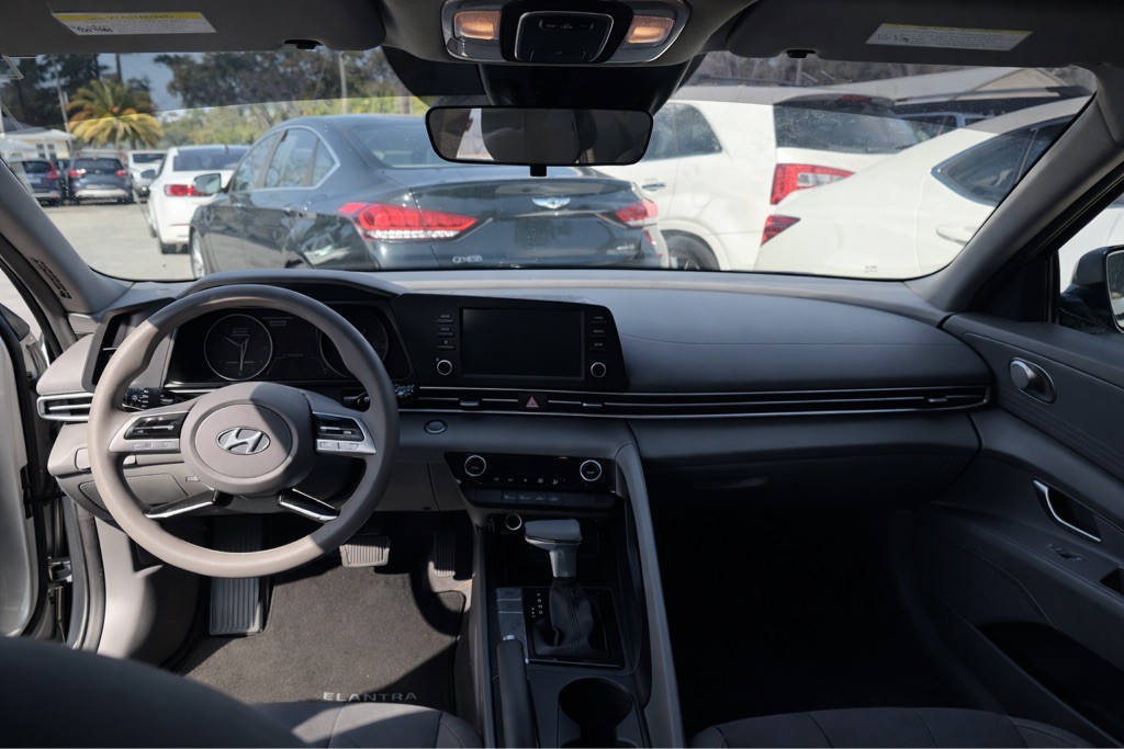 2022 Hyundai Elantra Image 5