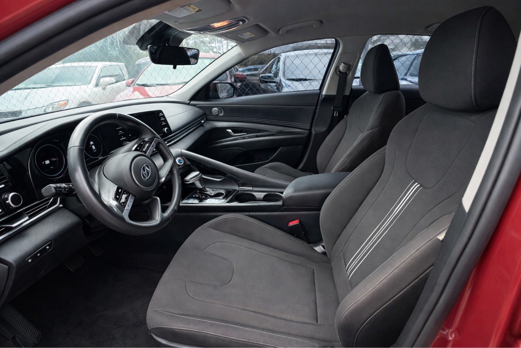 2022 Hyundai Elantra Image 3