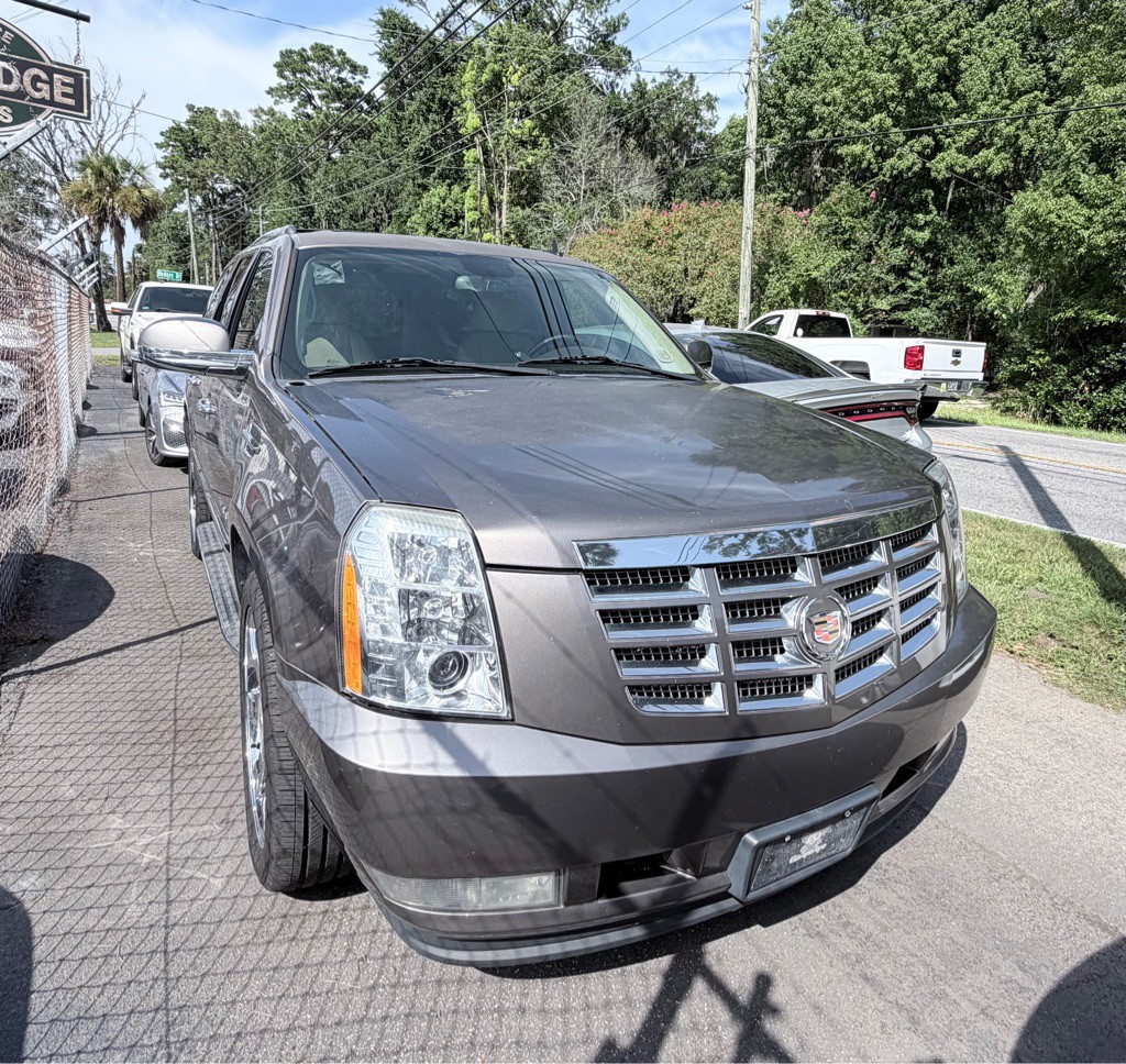 2013 Cadillac Escalade Image 2