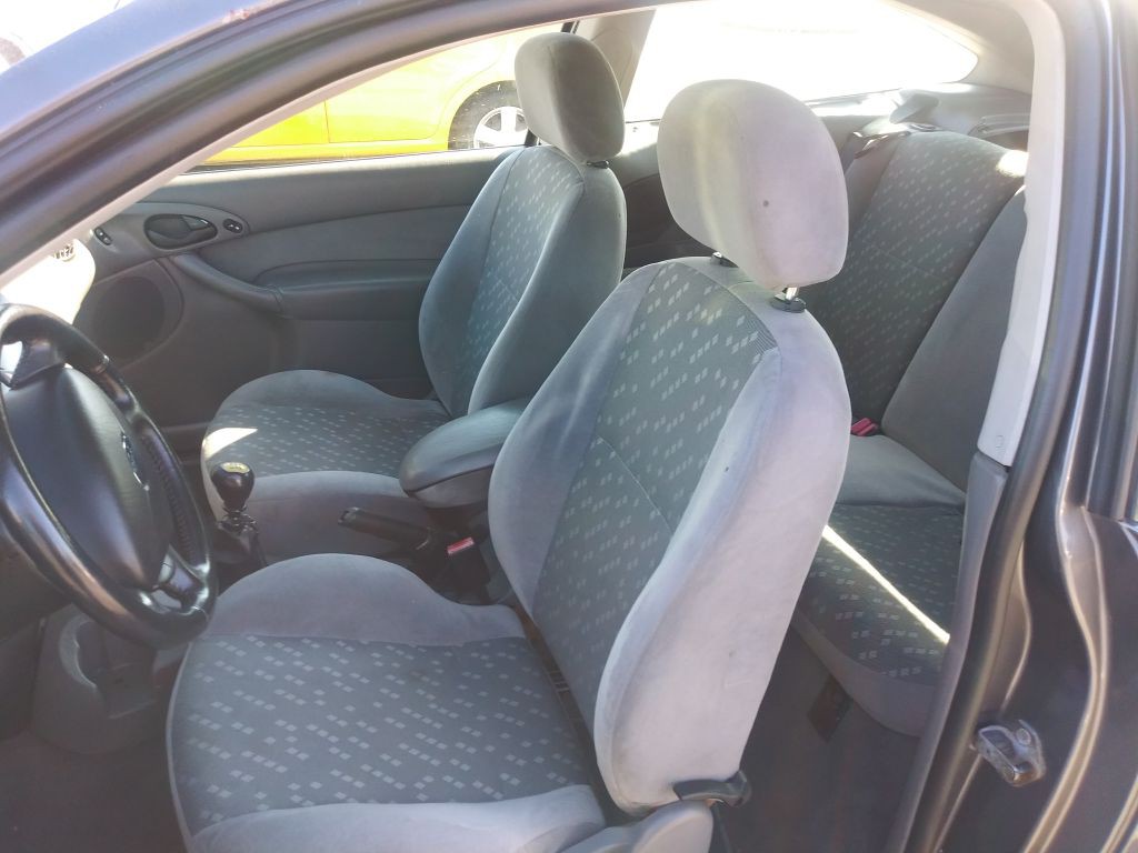 2002 Ford Focus Image 4
