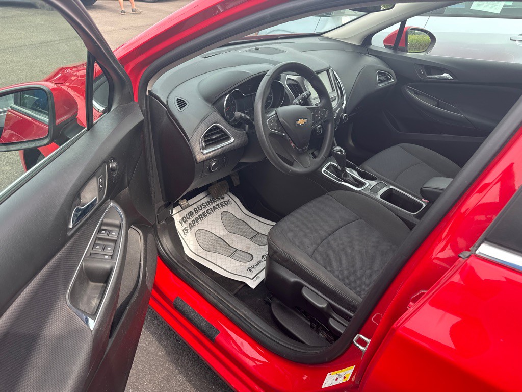 2018 Chevrolet Cruze Image 2