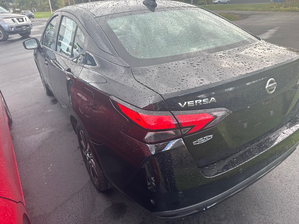 2021 Nissan Versa Image 4