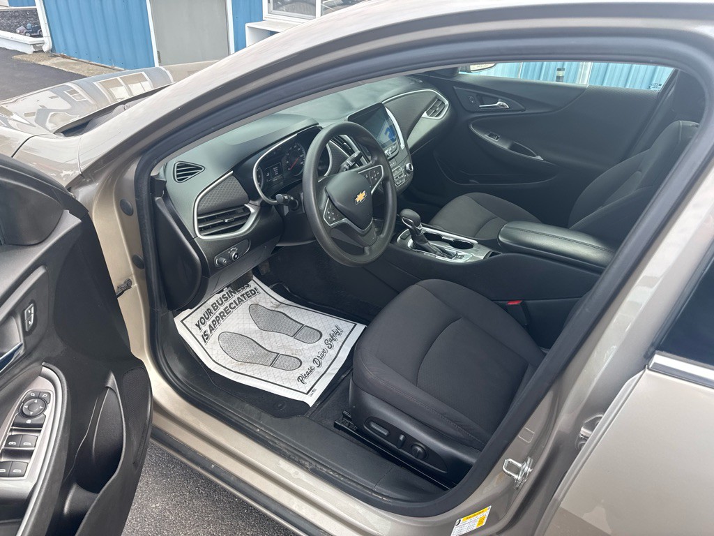 2022 Chevrolet Malibu Image 2