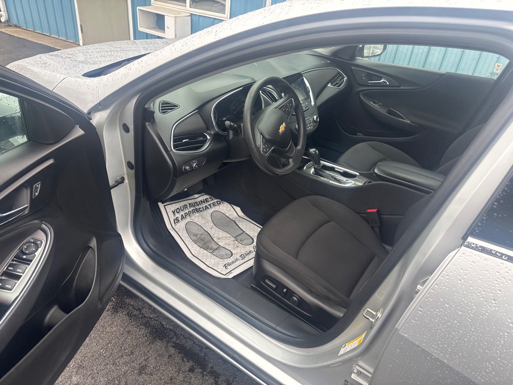 2019 Chevrolet Malibu Image 2