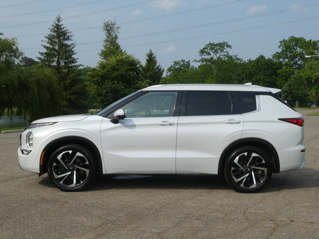 2022 Mitsubishi Outlander Image 9
