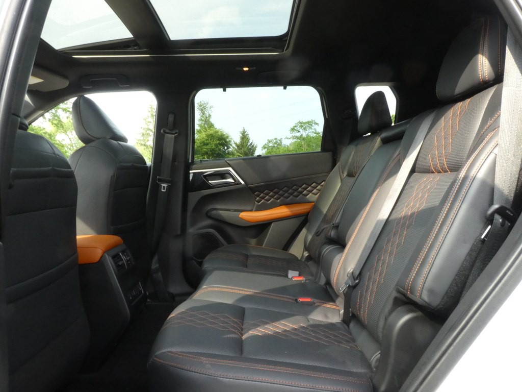 2022 Mitsubishi Outlander Image 16