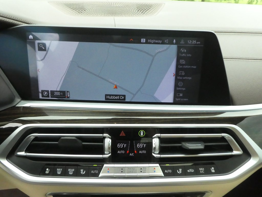 2019 BMW X7 Image 32
