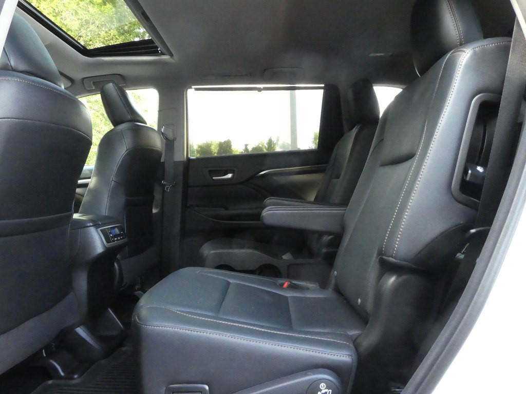 2016 Toyota Highlander Image 16