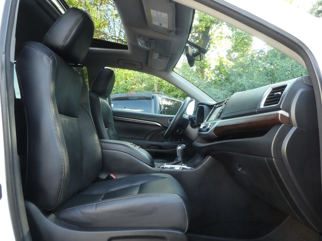 2016 Toyota Highlander Image 25
