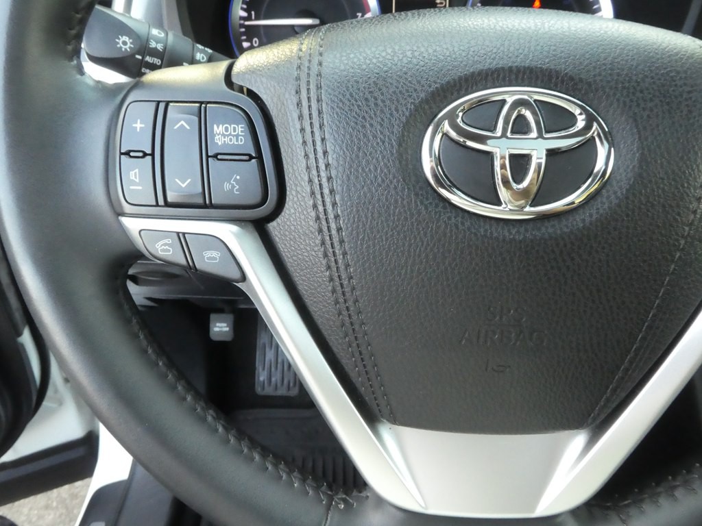 2016 Toyota Highlander Image 28
