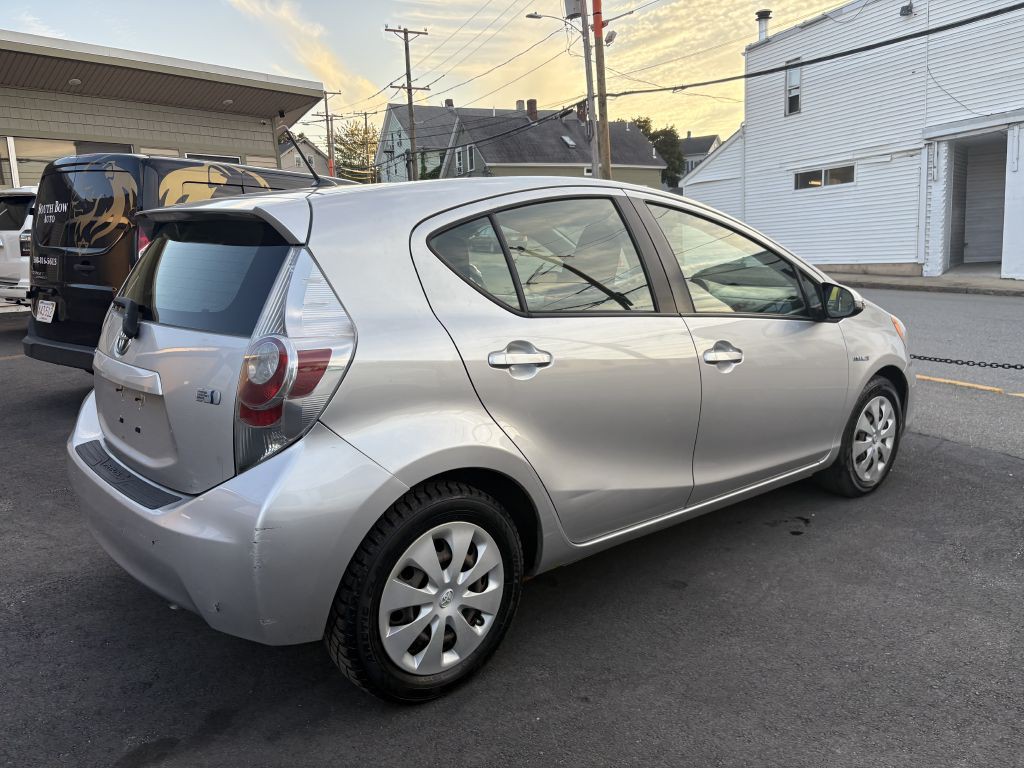 2012 Toyota Prius Image 2