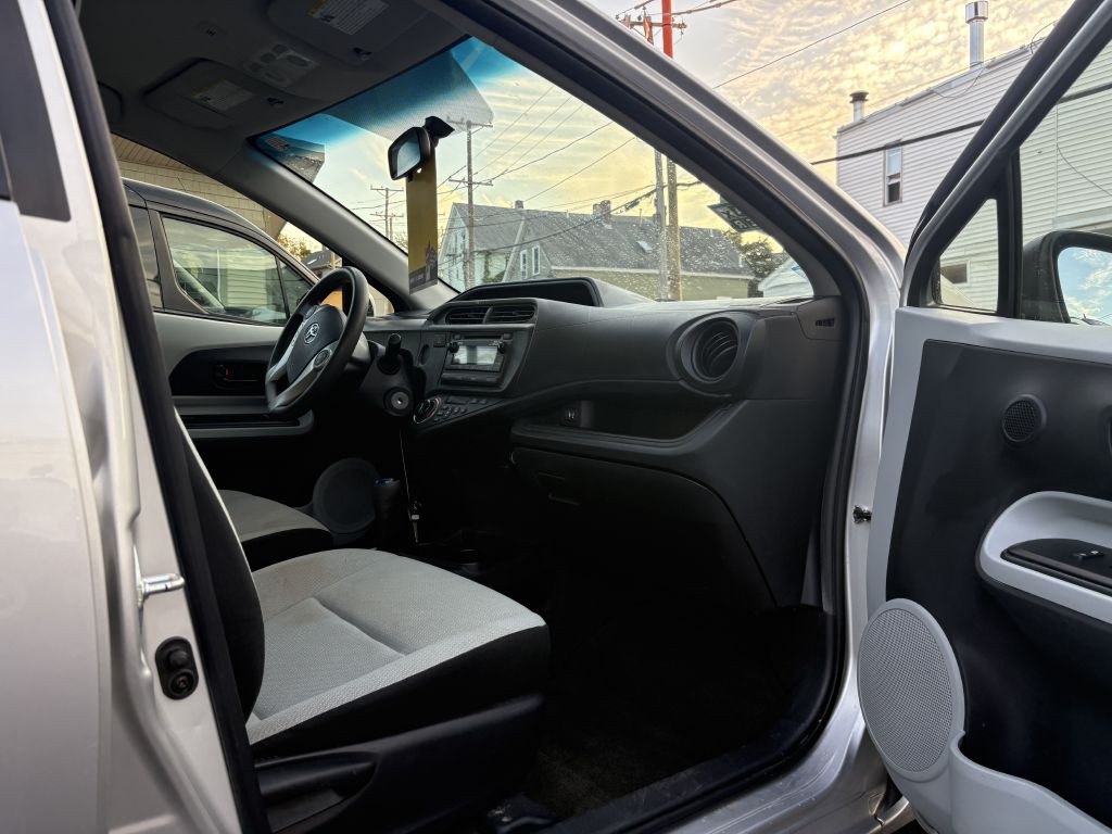 2012 Toyota Prius Image 3