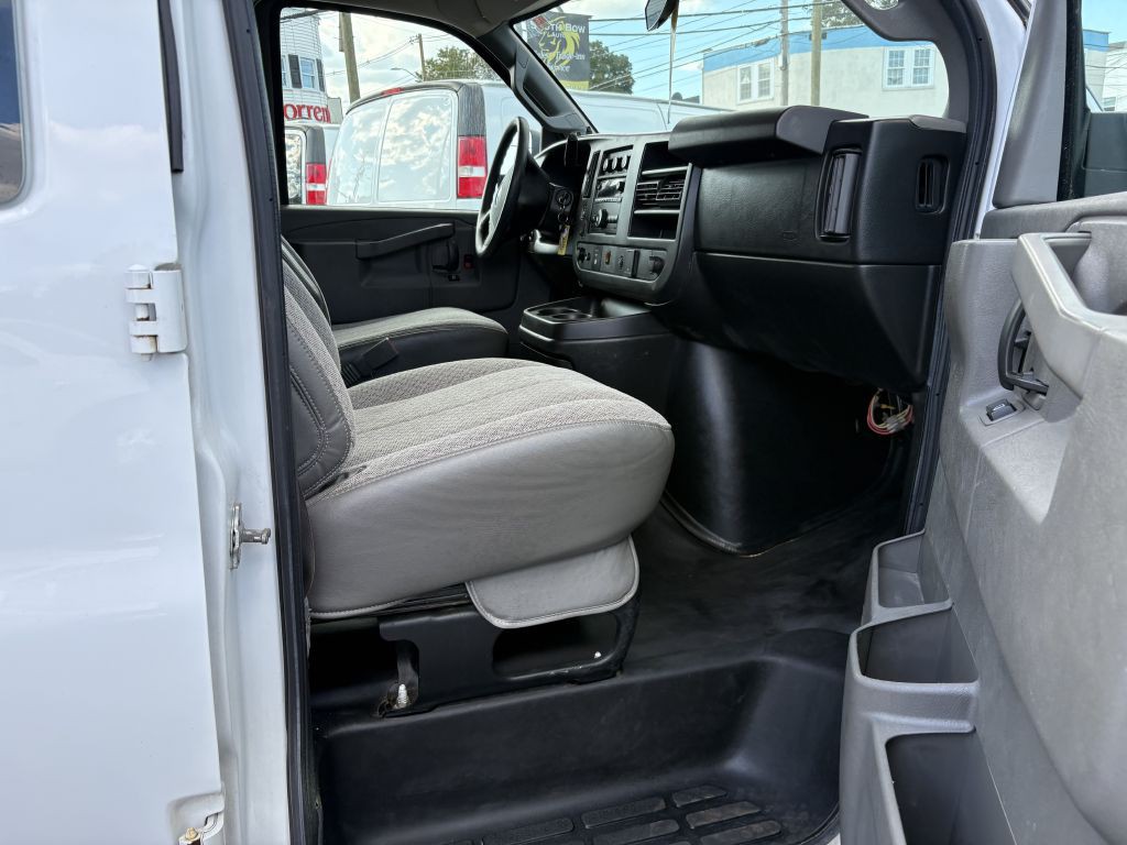 2017 Chevrolet Express Image 3