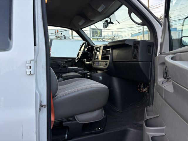 2014 GMC Savana Image 3