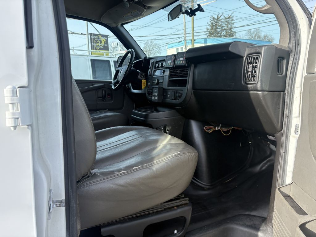 2015 GMC Savana Image 3