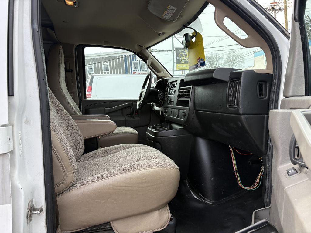 2017 Chevrolet Express Image 3