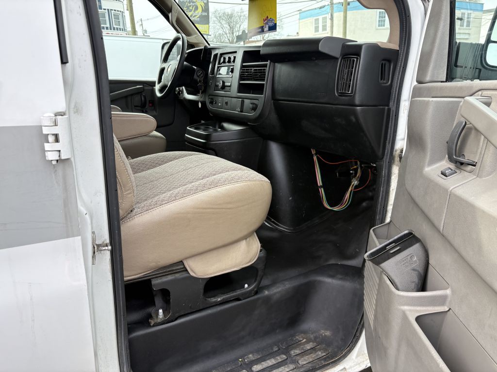 2017 Chevrolet Express Image 5
