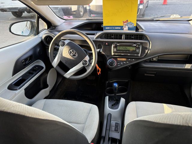 2014 Toyota Prius Image 2