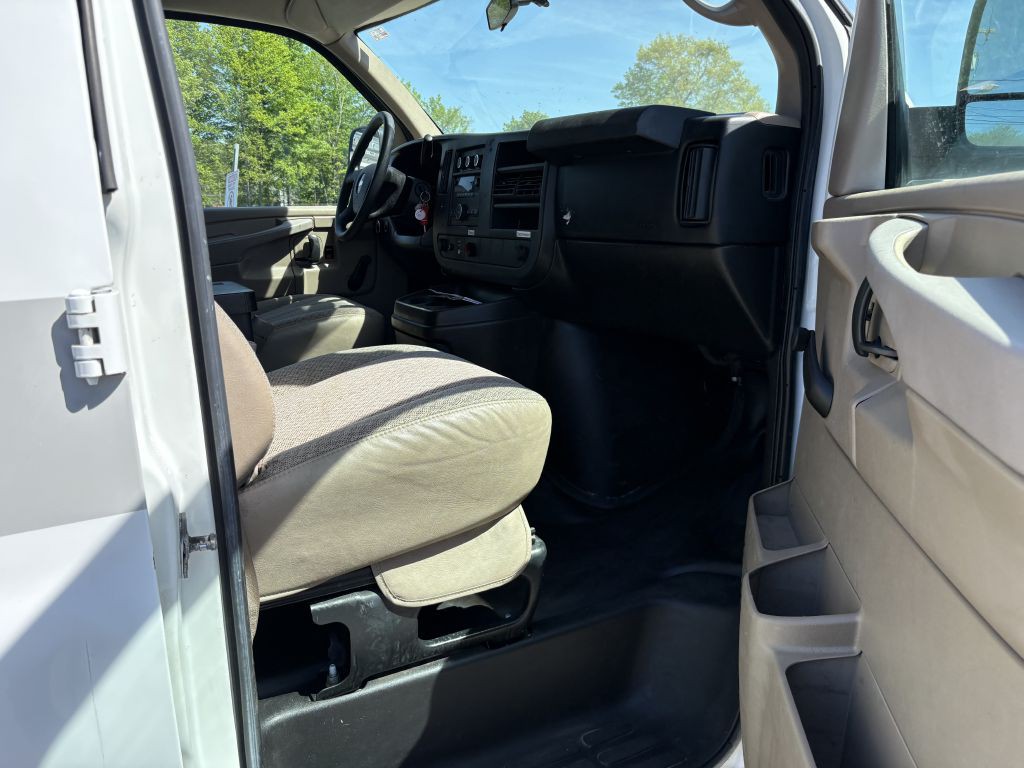 2011 Chevrolet Express Image 3