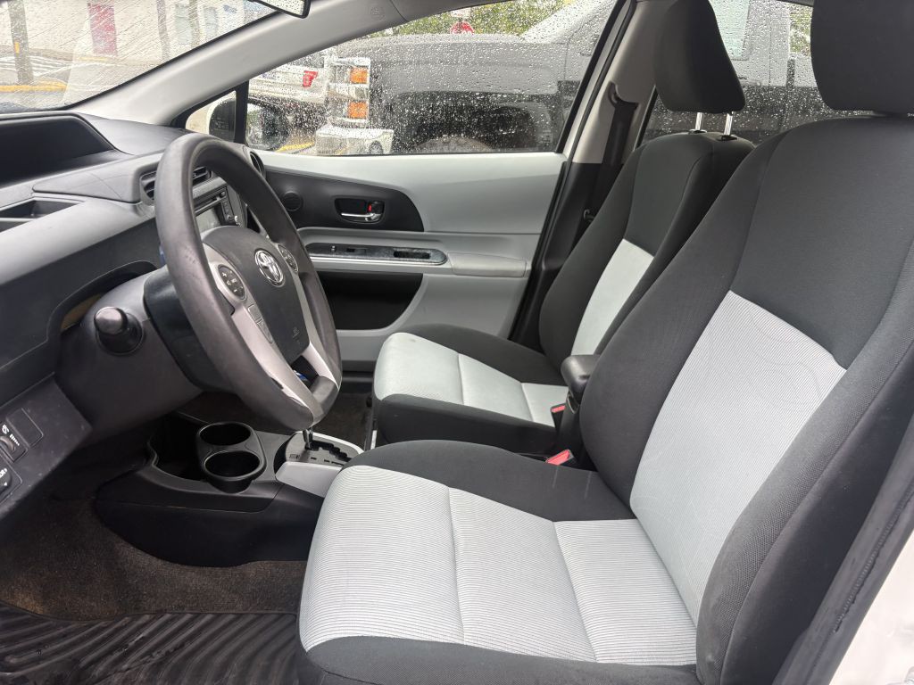 2014 Toyota Prius Image 2