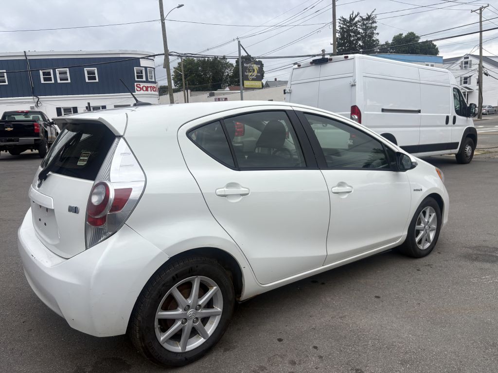 2014 Toyota Prius Image 3