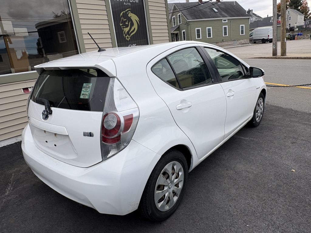 2013 Toyota Prius Image 2