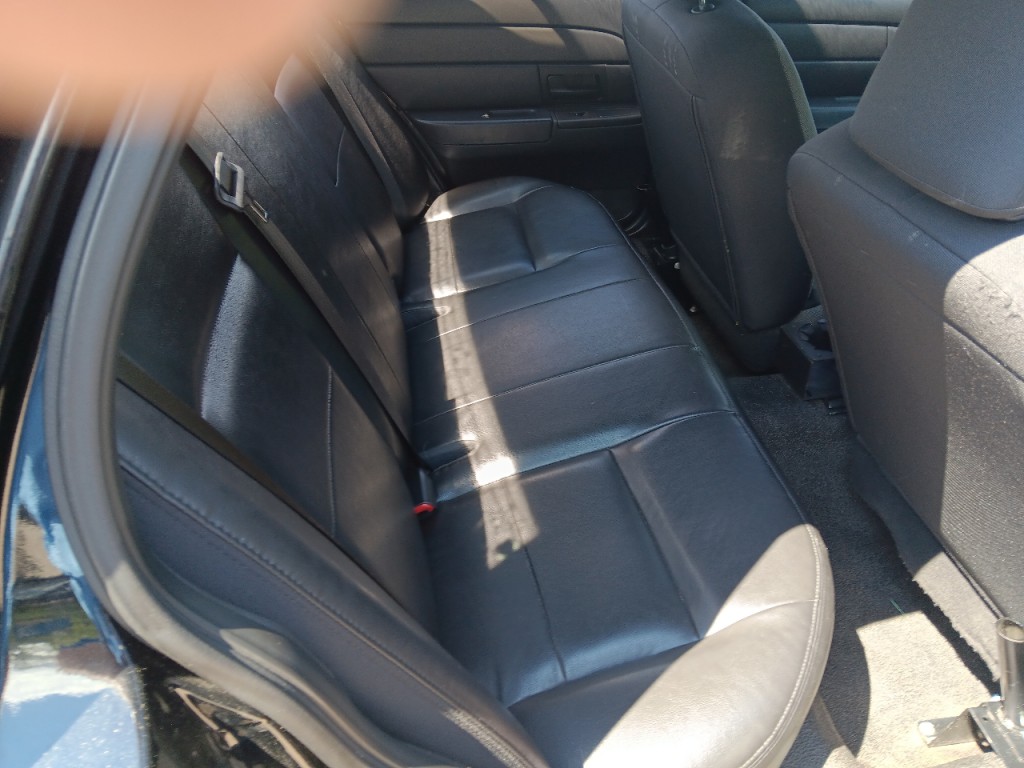 2010 Ford Crown Victoria Image 11
